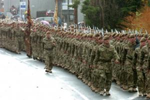 Soldiers from the Mercian Regiment march along Dane Street	 n104682