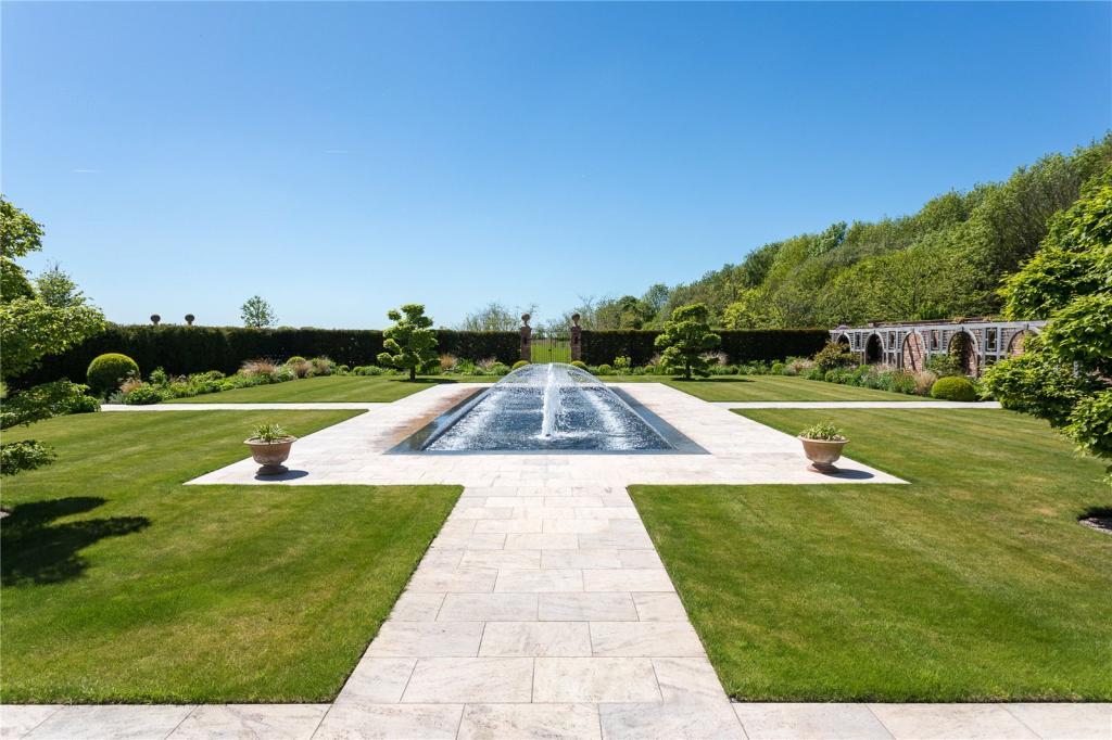 This country estate has spectacular gardens
