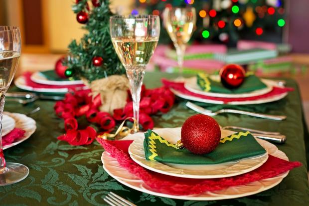Northwich Guardian: Pictured, festive Christmas table set up. Credit: Pixabay.