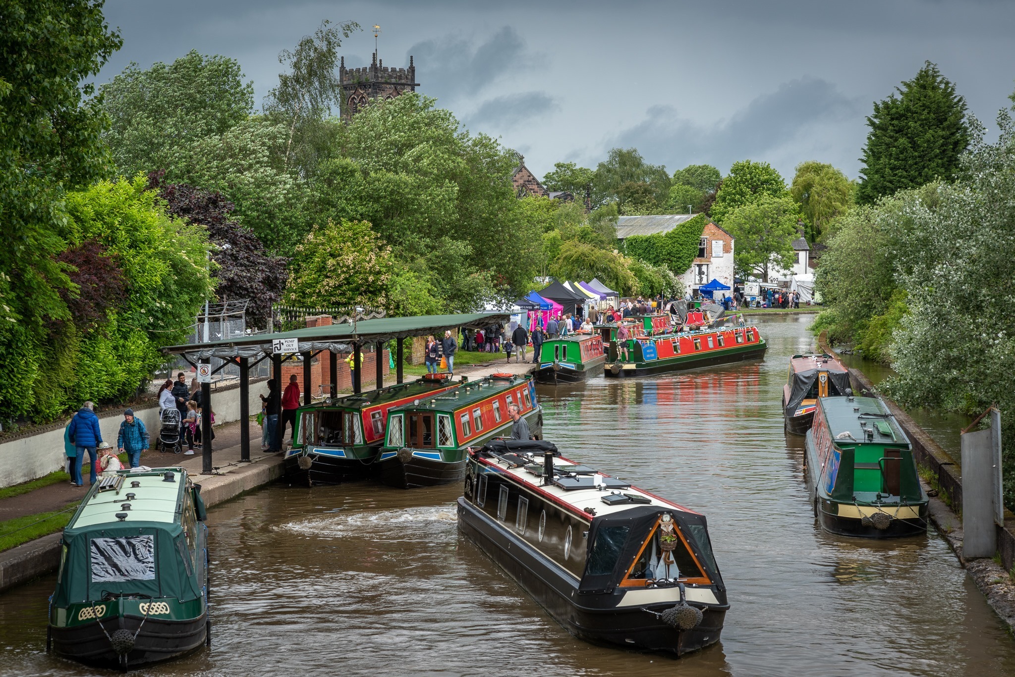 Colourful narrowboats in Middlewich (Richard Breland)
